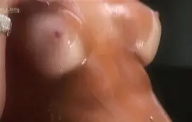 Juju salimeni nua mostrando a buceta para revista porno